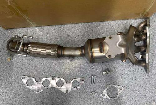 For Ford Focus 2012 -2018 2.0L Exhaust Manifold Catalytic Converter w/ O2 Sensor