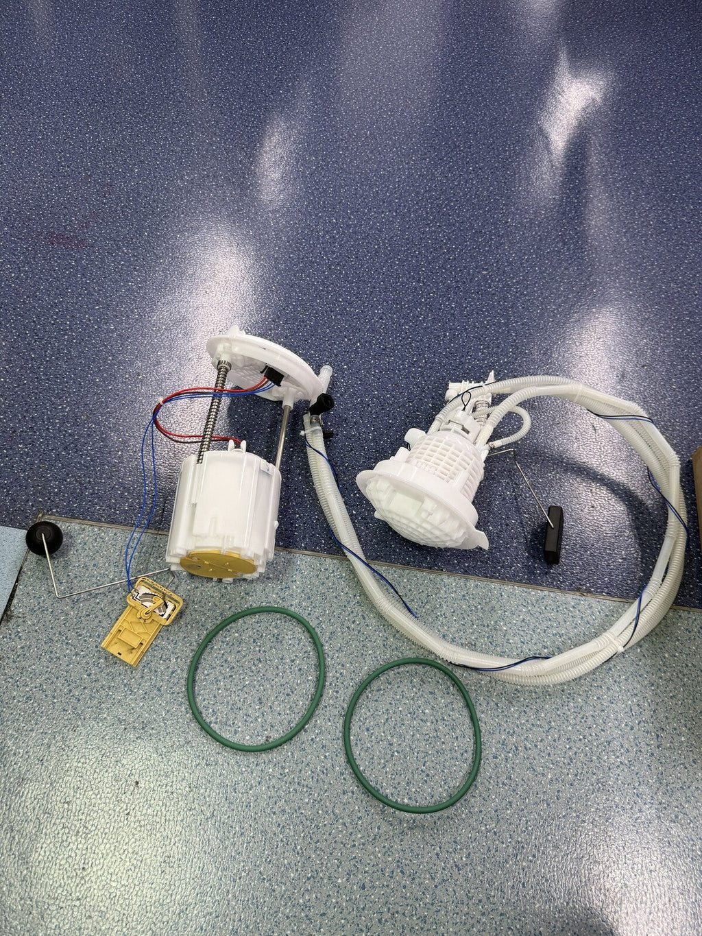 Fuel Pump Left+Right For 05-15 Chrysler Dodge Charger Challenger 5136023 5136022