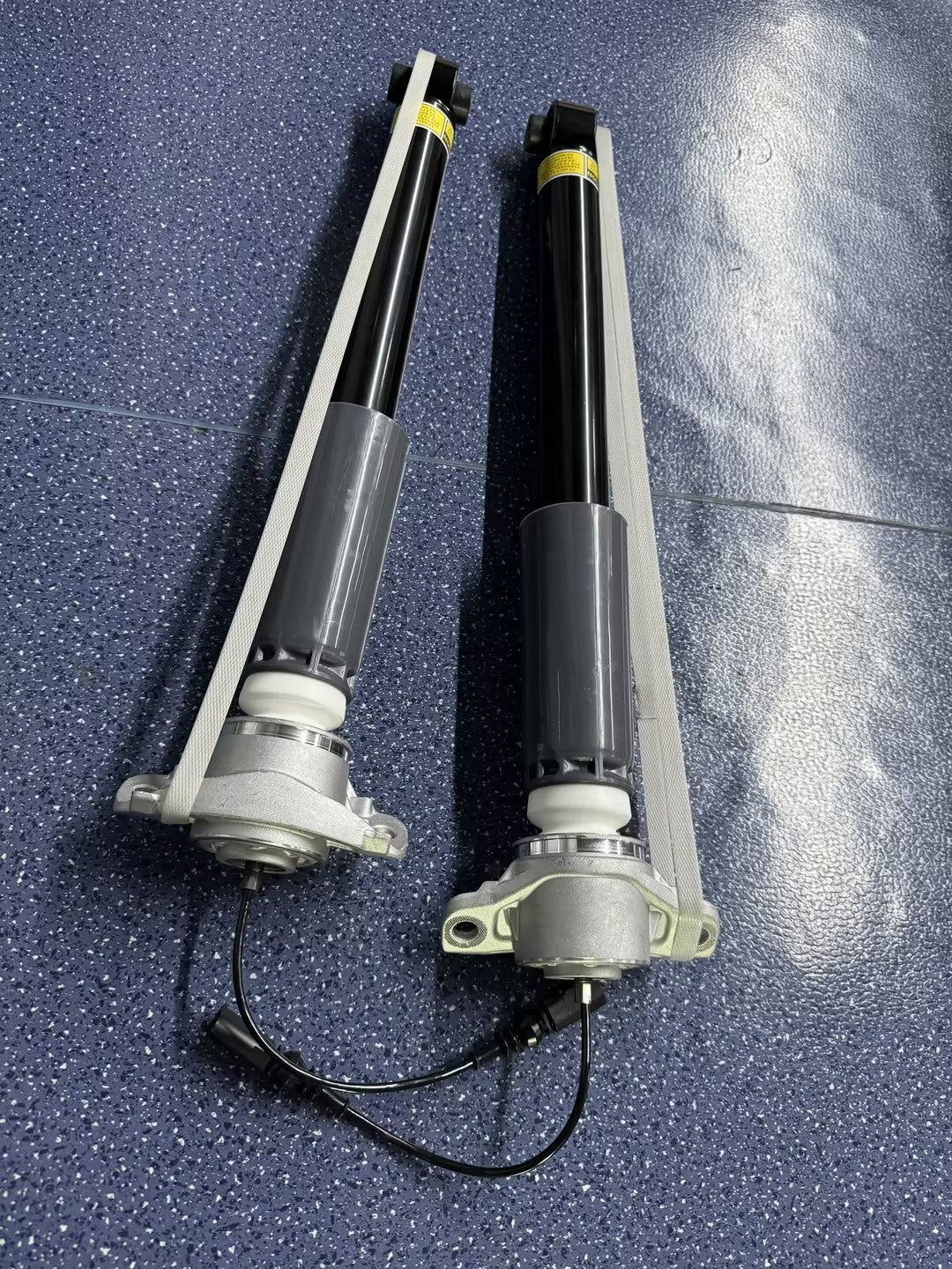 2* Rear Shock Absorbers w/Magnetic For Audi A3 S3 RS3 Quattro 2015-22 8V0513021