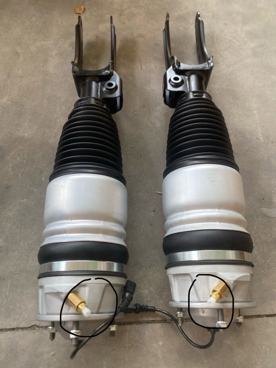 Front Left Right Air Suspension Shock Struts Fit For Porsche Cayenne 92A 10-18