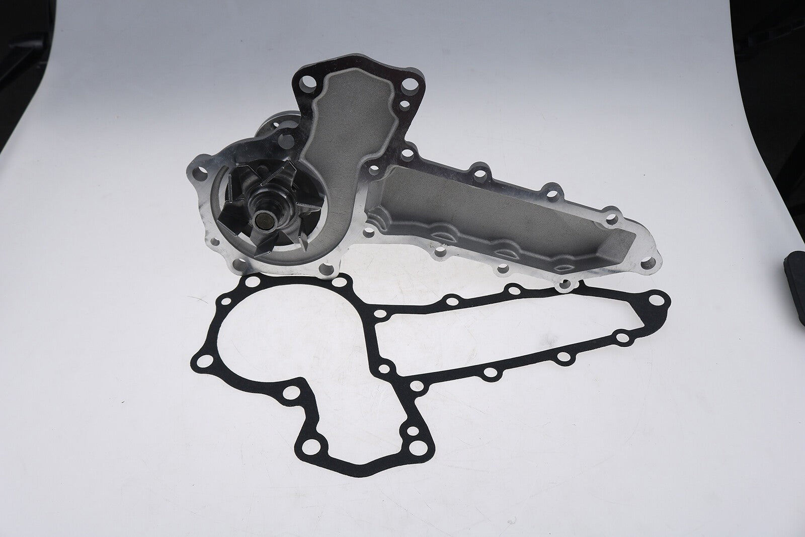 Water Pump E5627-73031 E5627-73411 for Kioti CK25 CK27 CK30 Tractor LK3054