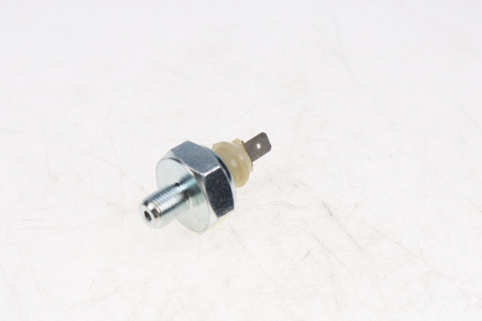Oil Pressure Switch Sensor MM431777 for Mitsubishi L3E L2E Engine