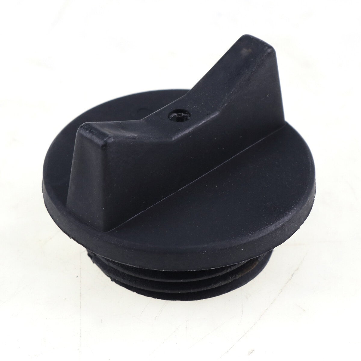 Oil Fuel Cap 15221-33142 15852-33143 For Kubota engine V2203,V2403,V2003,V1903